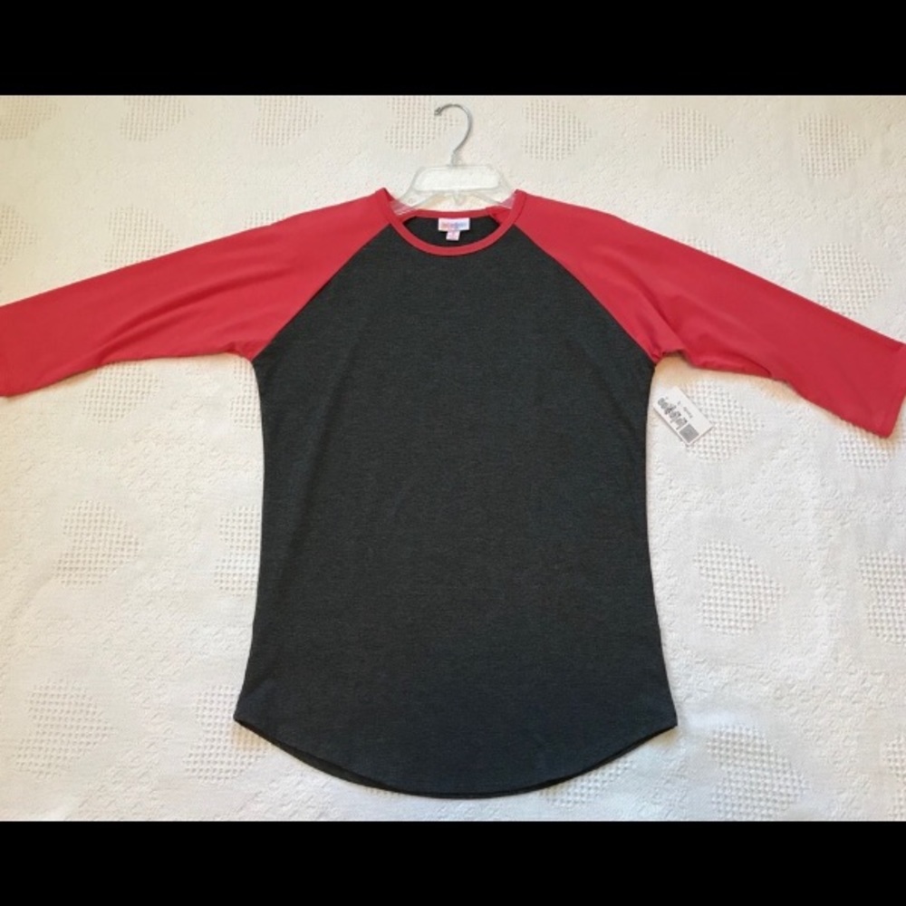 Soft comfortable T-shirt with raglan 3/4 sleeves pairs with jeans or leggings